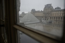 Der von einem spektakulären Diebstahl betroffene Pariser Louvre soll nun einen mobilen ...