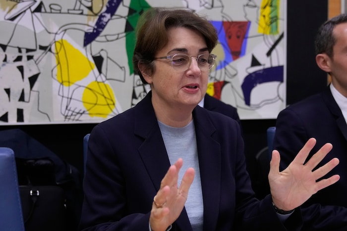 Louvre-Direktorin Laurence des Cars enthüllte auch neue Details über die Sicherheitslücke, die ...