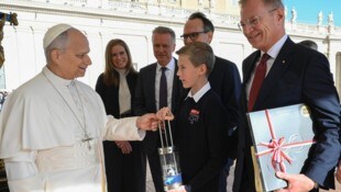 Von Florian (13) bekam Papst Leo XIV. bei der Generalaudienz das Friedenslicht. LH Thomas ...