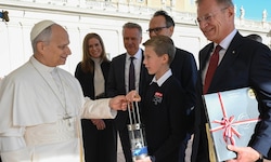 Von Florian (13) bekam Papst Leo XIV. bei der Generalaudienz das Friedenslicht. LH Thomas ...