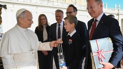 Von Florian (13) bekam Papst Leo XIV. bei der Generalaudienz das Friedenslicht. LH Thomas ...