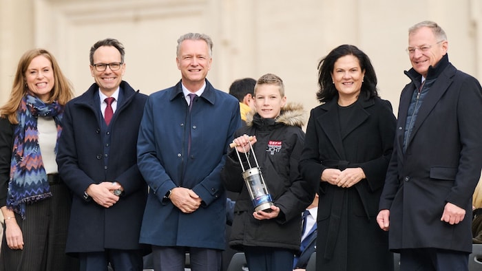 Die Delegation des ORF Oberösterreich und des Landes Oberösterreich mit ORF-Friedenslichtkind ...