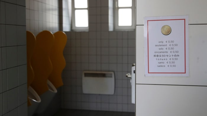 Bislang mussten Besucher der öffentlichen Toiletten in der Altstadt 50 Cent zahlen. Künftig wird ...