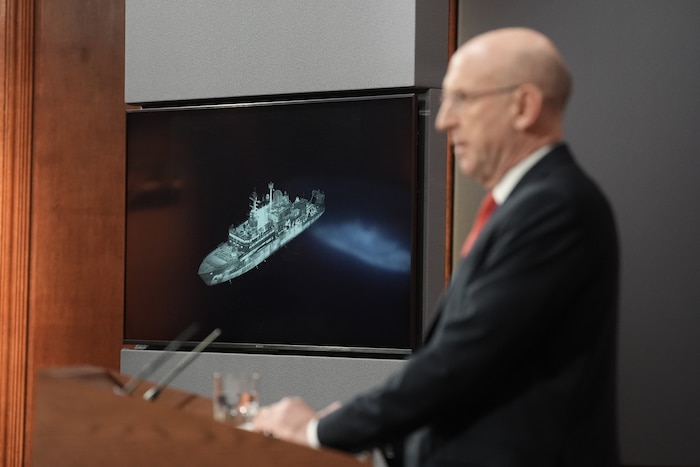 John Healey zeigte bei seiner Rede ein Bild der „Yantar“ her.