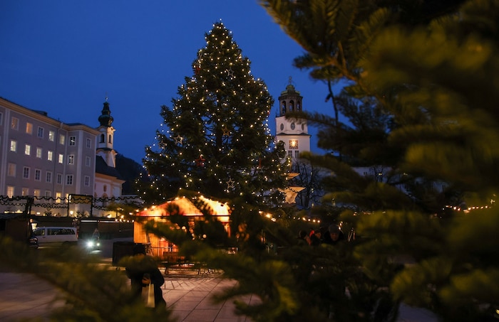 Der Christbaum am Residenzplatz erstrahlt bereits.