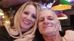 Selfie mit dem Promi-Fahrgast: Lupo und Melissa Naschenweng