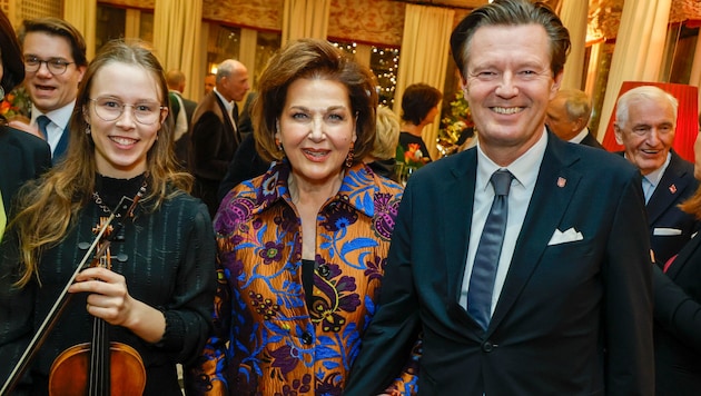 Geigerin Ida Gillesberger, „Doyenne“ Suzanne Harf und Martin Panosch, Honorarkonsul der Ukraine ...