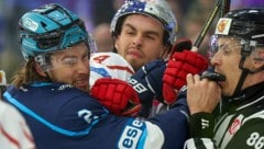 Brandon Coe (mitte) machte am Abend seinen ersten Bullen-Treffer.