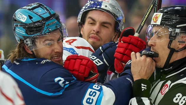 Brandon Coe (mitte) machte am Abend seinen ersten Bullen-Treffer.