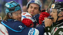 Brandon Coe (mitte) machte am Abend seinen ersten Bullen-Treffer.