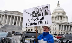 Werden tatsächlich alle Epstein-Unterlagen veröffentlicht, wie es dieser Demonstrant vor dem ...