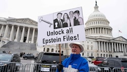 Werden tatsächlich alle Epstein-Unterlagen veröffentlicht, wie es dieser Demonstrant vor dem ...