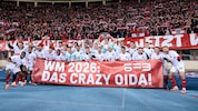 Nach der Qualifikation zur WM wurde mit den Fans gefeiert.