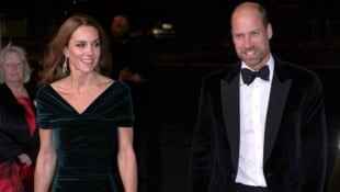 Prinzessin Kate und Prinz William sahen am Mittwochabend bei der Royal Variety Performance aus ...