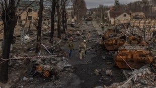 Archivbild aus dem Jahr 2022: Ukrainische Soldaten marschieren durch die zerstörten Straßen von ...