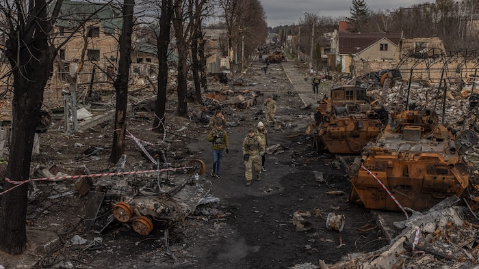 Archivbild aus dem Jahr 2022: Ukrainische Soldaten marschieren durch die zerstörten Straßen von ...