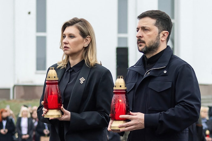 Das Präsidentenehepaar mit Kerzen bei einer Gedenkveranstaltung für die Opfer von Butscha