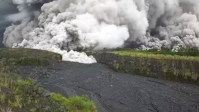 Vom Semeru wälzte sich ein tödlicher pyroklastischer Strom (Bild) zu Tal.