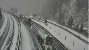 Dichtes Schneetreiben Donnerstagfrüh auf der Brennerautobahn