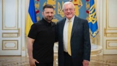 Der ukrainische Präsident Wolodymyr Selenskyj (li.) mit dem Ukraine-Sondergesandten Keith ...