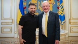 Der ukrainische Präsident Wolodymyr Selenskyj (li.) mit dem Ukraine-Sondergesandten Keith ...