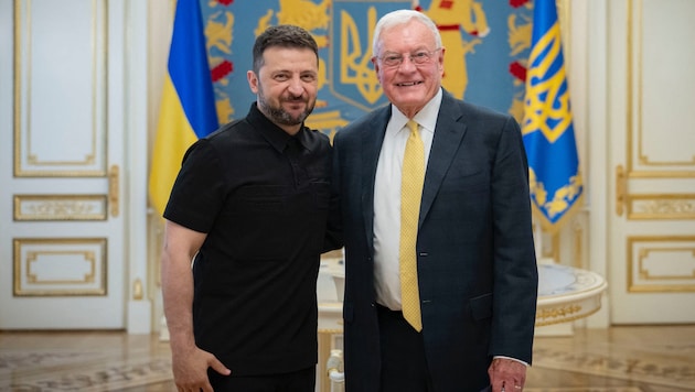 Der ukrainische Präsident Wolodymyr Selenskyj (li.) mit dem Ukraine-Sondergesandten Keith ...