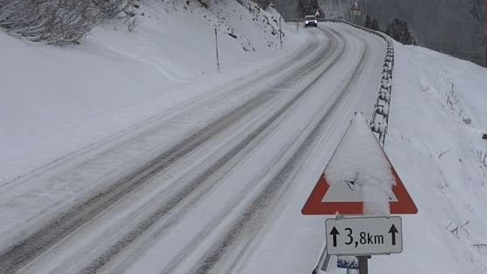 Die Schneefahrbahn birgt viele Gefahren für Autofahrer.