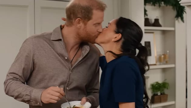 Ein Küsschen für ihren Harry: Herzogin Meghan zeigt sich im Trailer zu ihrem Weihnachts-Special ...