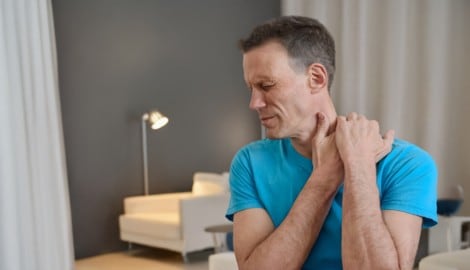 Die Schmerzen können sich bei einer Erkältung verstärken.