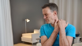 Die Schmerzen können sich bei einer Erkältung verstärken.