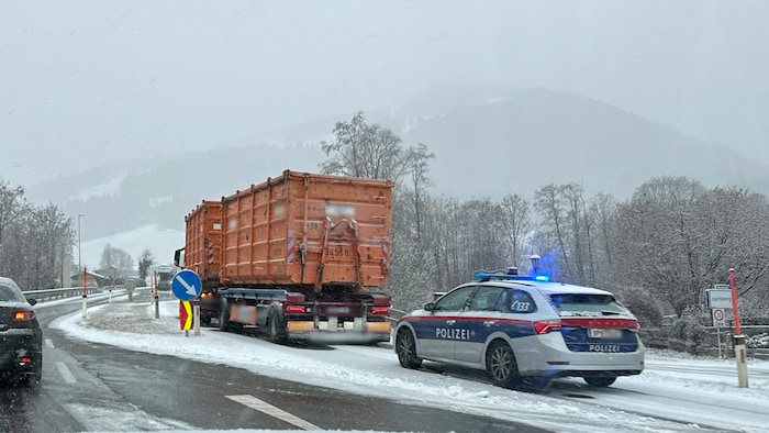 Auch auf der B161 Pass-Thurn-Straße bei Jochberg hatte so manch Lkw seine Probleme mit dem ...