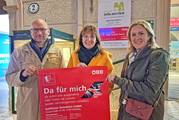 Gute Miene zum bösen Spiel: Bürgermeisterin Drechsler (M.) und Stadträte eröffnen externen ...