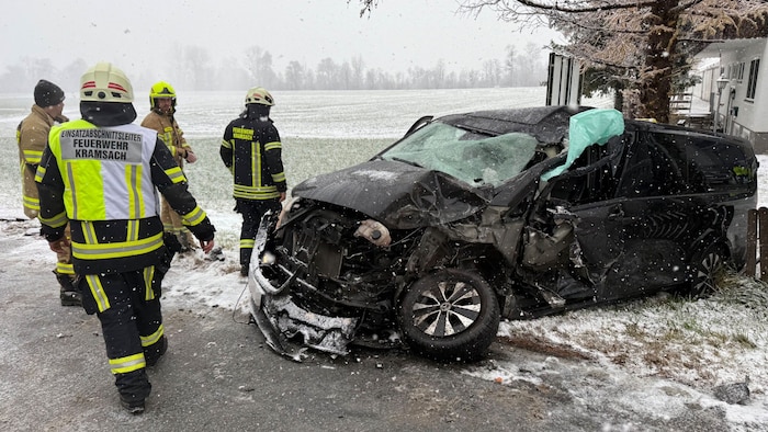 In Münster krachte ein Taxi gegen einen Lkw.
