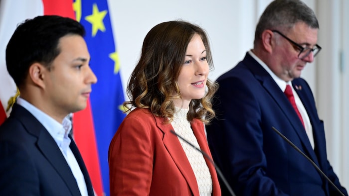 Innenministerin Claudia Plakolm (ÖVP) flankiert von NEOS-Klubchef Yannick Shetty und ...