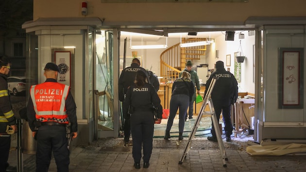 Der Wagen war durch die Auslage gerast