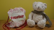 KI-Teddybär „Kumma“ sieht laut Verbraucherschützern „süß und unschuldig aus. Aber was aus seinem ...