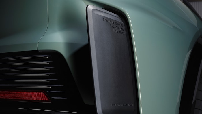 Beim Turbo fahren hinten seitlich Aeroelemente aus.