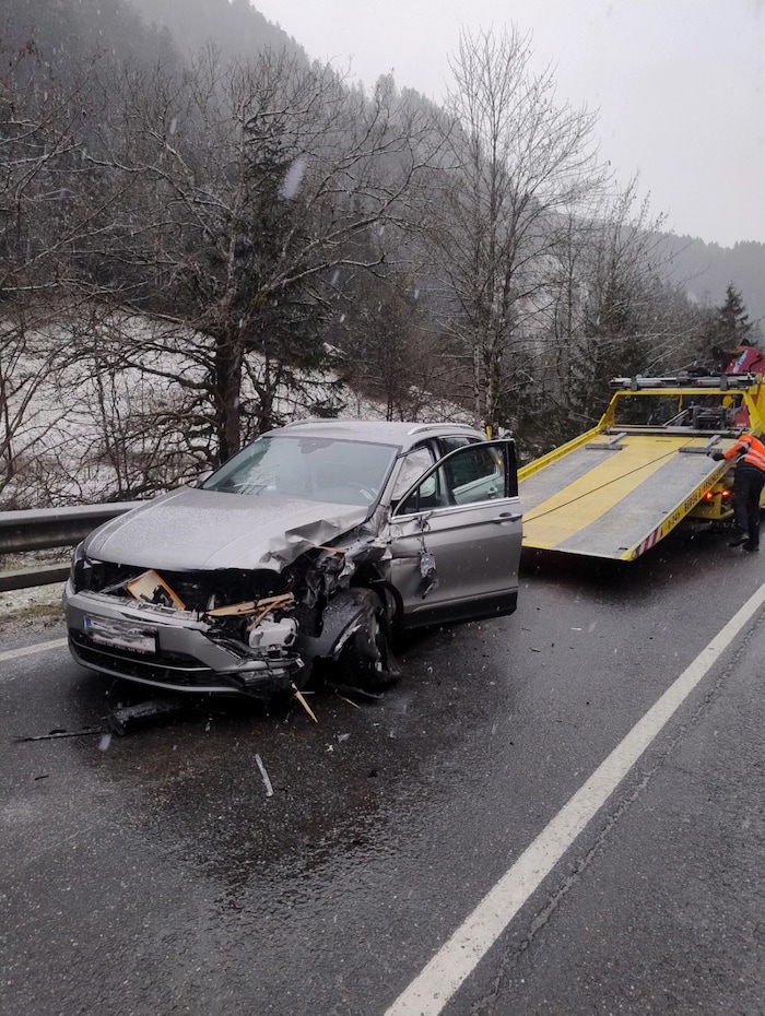 Das Auto wurde beim Unfall in Viehhofen beschädigt.