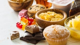 Hochverarbeiter Lebensmittel enthalten meist viel Zucker, Salz und Fett. 