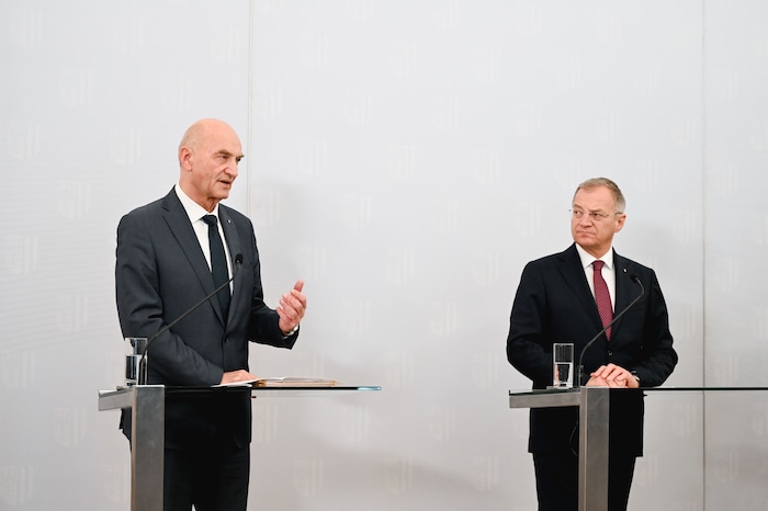 Landesrat Christian Dörfel und Landeshauptmann Thomas Stelzer (beide ÖVP) präsentierten die ...