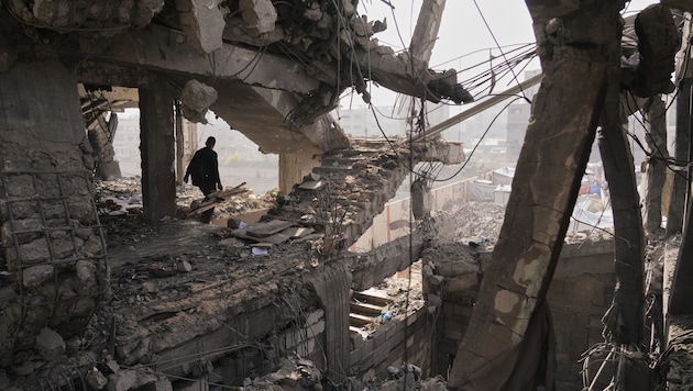 Ein Palästinenser in den Trümmern eines von der israelischen Armee zerbombten Hauses