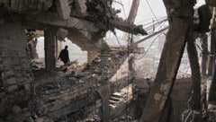 Ein Palästinenser in den Trümmern eines von der israelischen Armee zerbombten Hauses