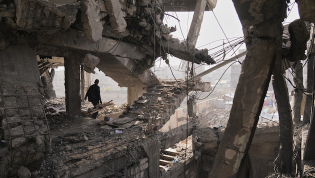 Ein Palästinenser in den Trümmern eines von der israelischen Armee zerbombten Hauses