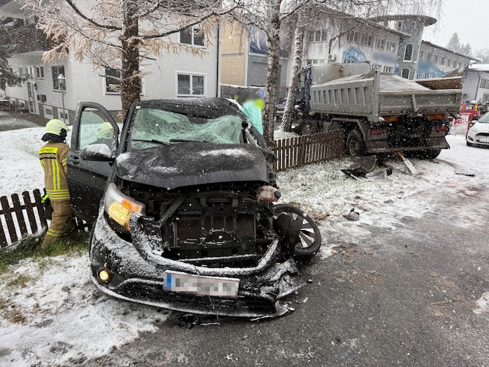 Das komplett demolierte Taxi nach dem Crash mit dem Lkw in Münster.
