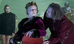 Nicholas Ofczarek (re.) spielt die Titelpartie von Shakespeares „Richard III“, Schauspielerin ...