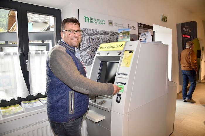 Es gibt in Muhr auch noch einen Bankomaten, zeigt Bürgermeister Hans-Jürgen Schiefer.