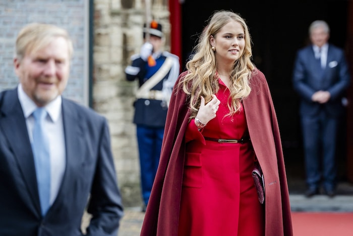 Die künftige Königin hat das Kleid lediglich mit einem anderen, schmäleren und eleganteren ...