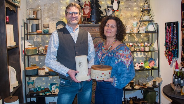 Ein Weinkühler aus Sandstein mit Keramikplättchen, das man personalisieren kann: Wolfgang ...