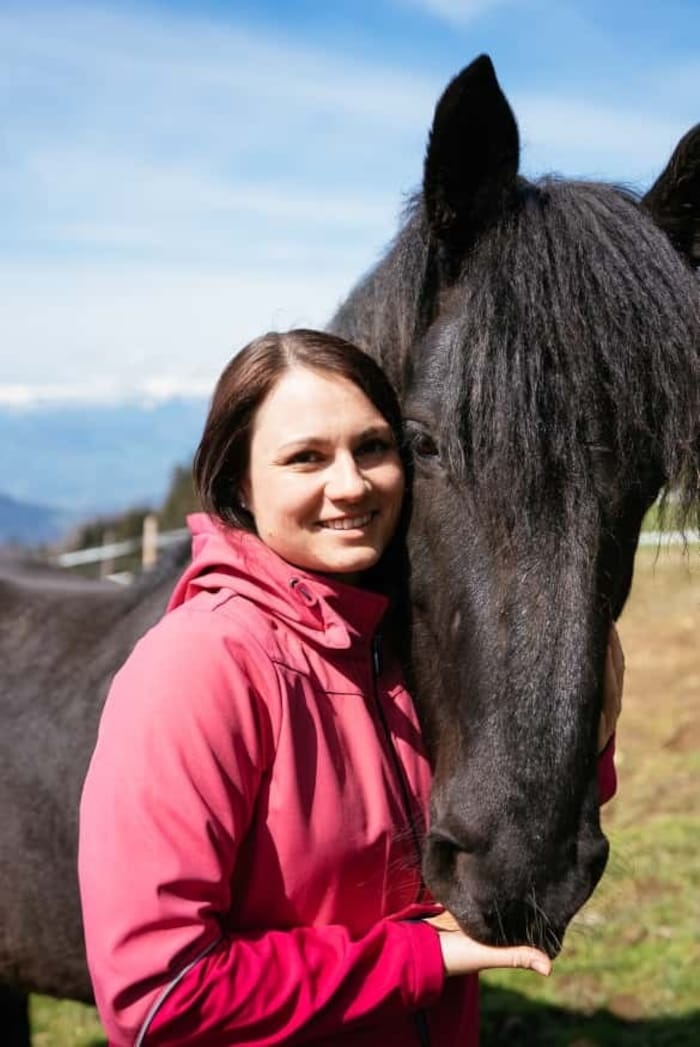 Elisabeth Lichtenegger bietet auch Reitstunden an.