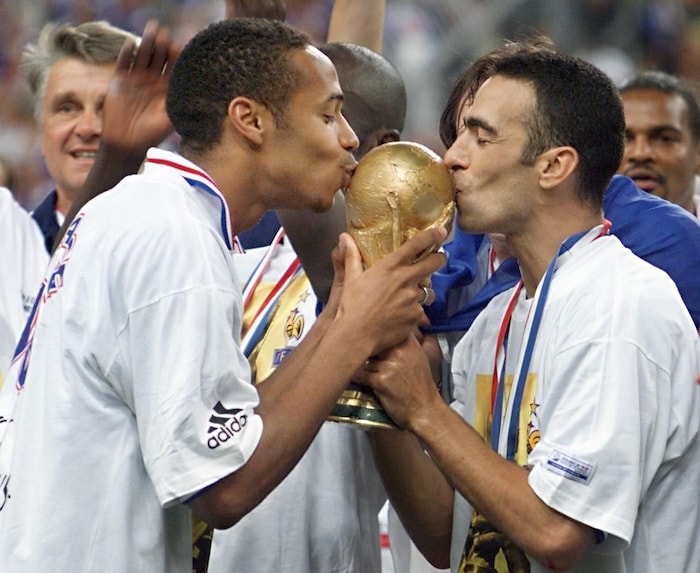 Thierry Henry und Youri Djorkaeff beim WM-Sieg Frankreichs im Jahr 1998